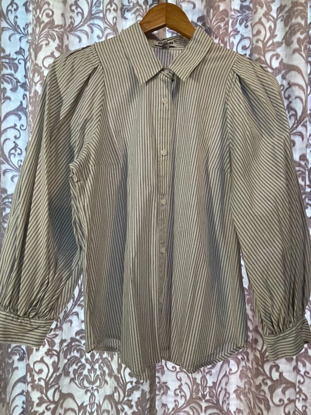 EXPRESS Medium B&W Shirt L/S Button Down Stripes Balloon Sleeves Preppy Office